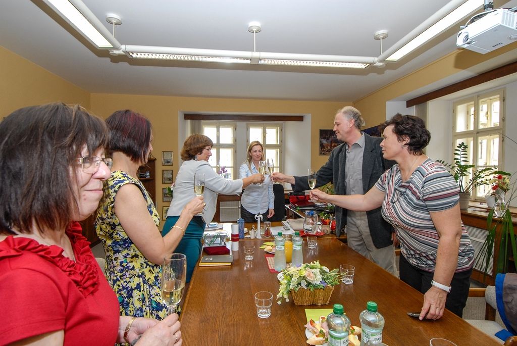 Plaketu Jana Ámose Komenského převzala z rukou náměstkyně primátora pro oblast školství a sociálních věcí Evy Herinkové učitelka ze 17. základní a mateřské školy v Plzni Jana Borecká. Udělena jí byla za celoživotní aktivní práci ve školství a dlouholeté působení na zmíněné plzeňské škole. (foto: 24.6.2015)