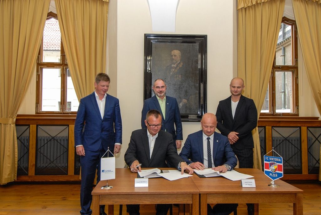 Primátor města Plzně Martin Zrzavecký a jeho náměstci i radní přijali dnes (26.6.2015) hráče a vedení klubu FC Viktoria Plzeň. Členům úspěšného plzeňského týmu, jenž nedávno získal již třetí mistrovský titul a díky tomu opět stojí před branou Ligy mistrů, zástupci města poděkovali a předali pamětní listy. Setkání předcházel podpis smlouvy, díky níž letos dostane FC Viktoria Plzeň na své mládežnické oddíly s více než 350 dětmi a mladými lidmi 1,3 milionu korun.