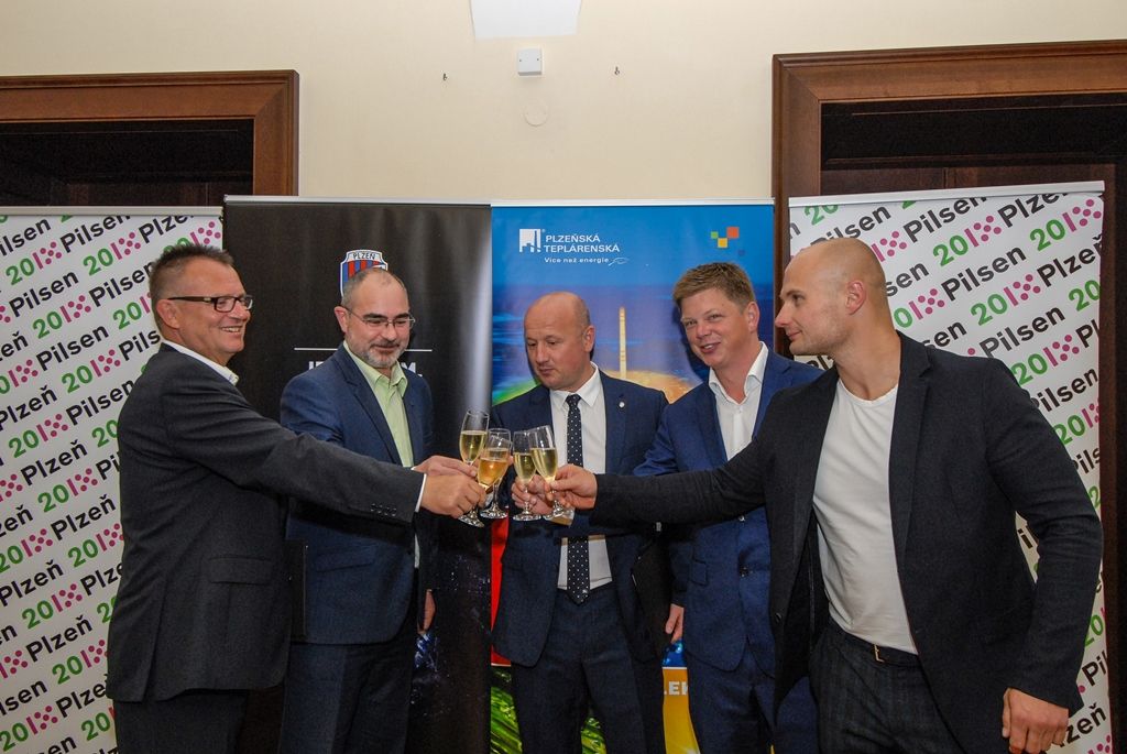 Primátor města Plzně Martin Zrzavecký a jeho náměstci i radní přijali dnes (26.6.2015) hráče a vedení klubu FC Viktoria Plzeň. Členům úspěšného plzeňského týmu, jenž nedávno získal již třetí mistrovský titul a díky tomu opět stojí před branou Ligy mistrů, zástupci města poděkovali a předali pamětní listy. Setkání předcházel podpis smlouvy, díky níž letos dostane FC Viktoria Plzeň na své mládežnické oddíly s více než 350 dětmi a mladými lidmi 1,3 milionu korun.