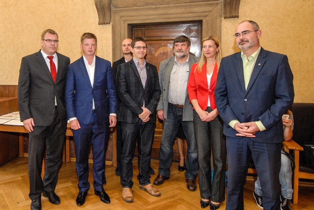 Primátor města Plzně Martin Zrzavecký a jeho náměstci i radní přijali dnes (26.6.2015) hráče a vedení klubu FC Viktoria Plzeň. Členům úspěšného plzeňského týmu, jenž nedávno získal již třetí mistrovský titul a díky tomu opět stojí před branou Ligy mistrů, zástupci města poděkovali a předali pamětní listy. Setkání předcházel podpis smlouvy, díky níž letos dostane FC Viktoria Plzeň na své mládežnické oddíly s více než 350 dětmi a mladými lidmi 1,3 milionu korun.