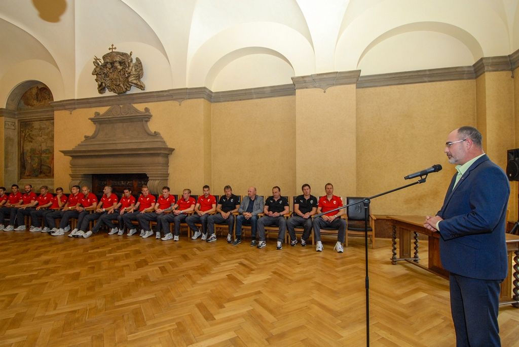 Primátor města Plzně Martin Zrzavecký a jeho náměstci i radní přijali dnes (26.6.2015) hráče a vedení klubu FC Viktoria Plzeň. Členům úspěšného plzeňského týmu, jenž nedávno získal již třetí mistrovský titul a díky tomu opět stojí před branou Ligy mistrů, zástupci města poděkovali a předali pamětní listy. Setkání předcházel podpis smlouvy, díky níž letos dostane FC Viktoria Plzeň na své mládežnické oddíly s více než 350 dětmi a mladými lidmi 1,3 milionu korun.