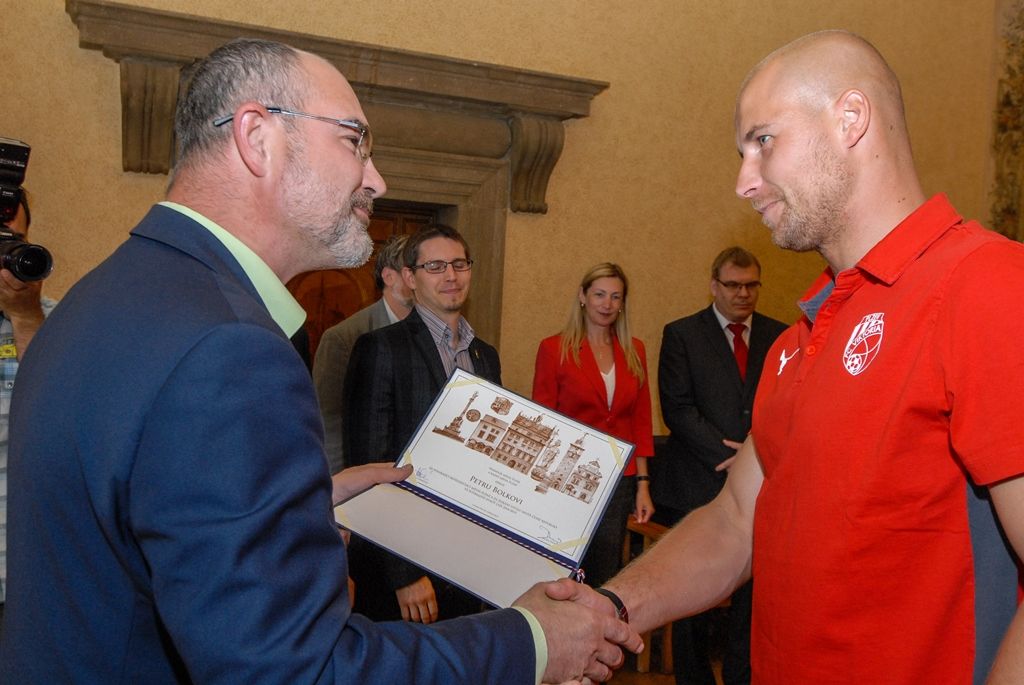Primátor města Plzně Martin Zrzavecký a jeho náměstci i radní přijali dnes (26.6.2015) hráče a vedení klubu FC Viktoria Plzeň. Členům úspěšného plzeňského týmu, jenž nedávno získal již třetí mistrovský titul a díky tomu opět stojí před branou Ligy mistrů, zástupci města poděkovali a předali pamětní listy. Setkání předcházel podpis smlouvy, díky níž letos dostane FC Viktoria Plzeň na své mládežnické oddíly s více než 350 dětmi a mladými lidmi 1,3 milionu korun.