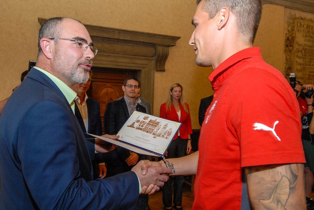 Primátor města Plzně Martin Zrzavecký a jeho náměstci i radní přijali dnes (26.6.2015) hráče a vedení klubu FC Viktoria Plzeň. Členům úspěšného plzeňského týmu, jenž nedávno získal již třetí mistrovský titul a díky tomu opět stojí před branou Ligy mistrů, zástupci města poděkovali a předali pamětní listy. Setkání předcházel podpis smlouvy, díky níž letos dostane FC Viktoria Plzeň na své mládežnické oddíly s více než 350 dětmi a mladými lidmi 1,3 milionu korun.