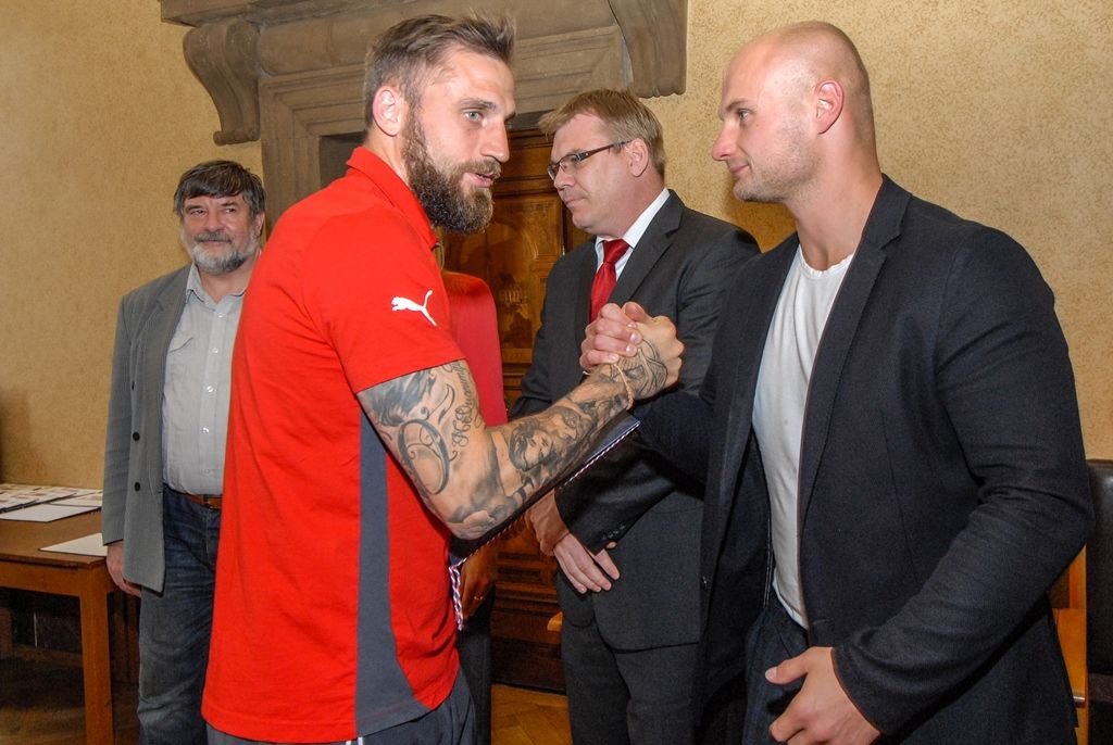 Primátor města Plzně Martin Zrzavecký a jeho náměstci i radní přijali dnes (26.6.2015) hráče a vedení klubu FC Viktoria Plzeň. Členům úspěšného plzeňského týmu, jenž nedávno získal již třetí mistrovský titul a díky tomu opět stojí před branou Ligy mistrů, zástupci města poděkovali a předali pamětní listy. Setkání předcházel podpis smlouvy, díky níž letos dostane FC Viktoria Plzeň na své mládežnické oddíly s více než 350 dětmi a mladými lidmi 1,3 milionu korun.