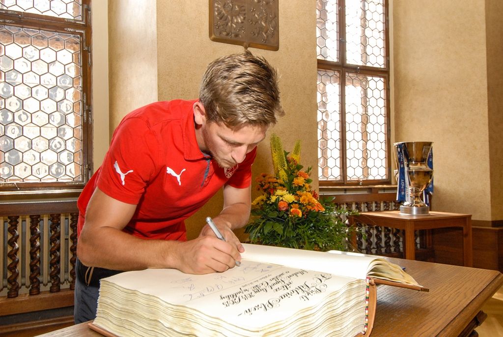 Primátor města Plzně Martin Zrzavecký a jeho náměstci i radní přijali dnes (26.6.2015) hráče a vedení klubu FC Viktoria Plzeň. Členům úspěšného plzeňského týmu, jenž nedávno získal již třetí mistrovský titul a díky tomu opět stojí před branou Ligy mistrů, zástupci města poděkovali a předali pamětní listy. Setkání předcházel podpis smlouvy, díky níž letos dostane FC Viktoria Plzeň na své mládežnické oddíly s více než 350 dětmi a mladými lidmi 1,3 milionu korun.