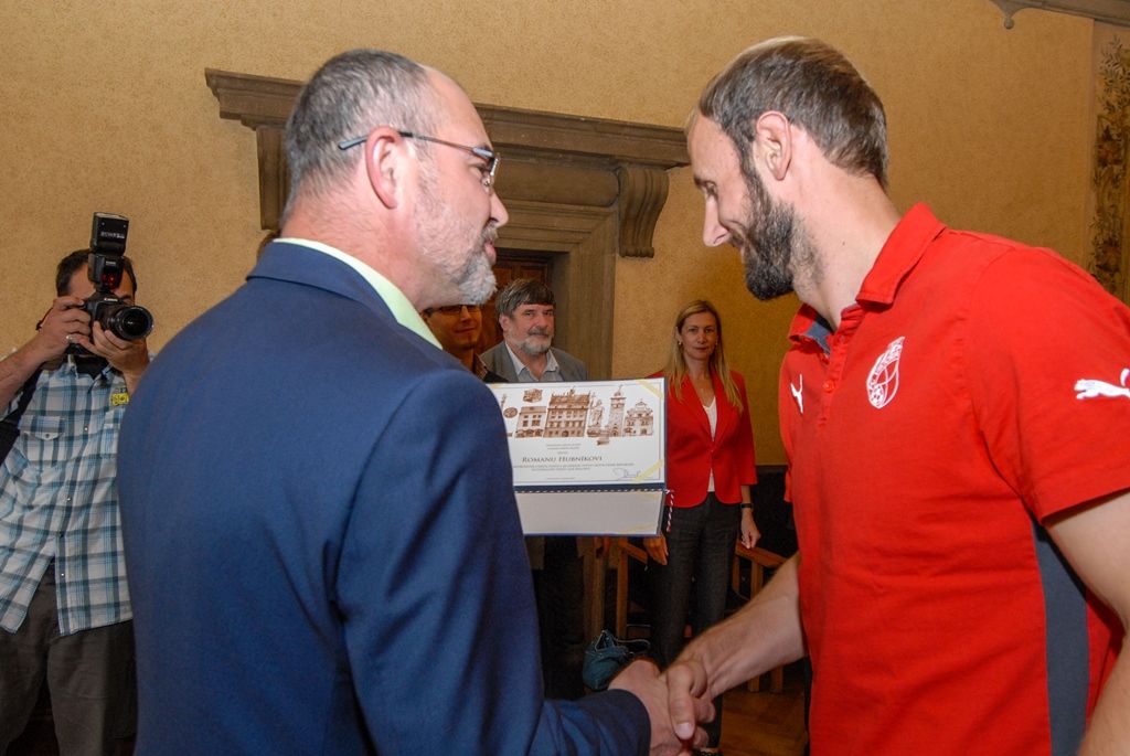 Primátor města Plzně Martin Zrzavecký a jeho náměstci i radní přijali dnes (26.6.2015) hráče a vedení klubu FC Viktoria Plzeň. Členům úspěšného plzeňského týmu, jenž nedávno získal již třetí mistrovský titul a díky tomu opět stojí před branou Ligy mistrů, zástupci města poděkovali a předali pamětní listy. Setkání předcházel podpis smlouvy, díky níž letos dostane FC Viktoria Plzeň na své mládežnické oddíly s více než 350 dětmi a mladými lidmi 1,3 milionu korun.