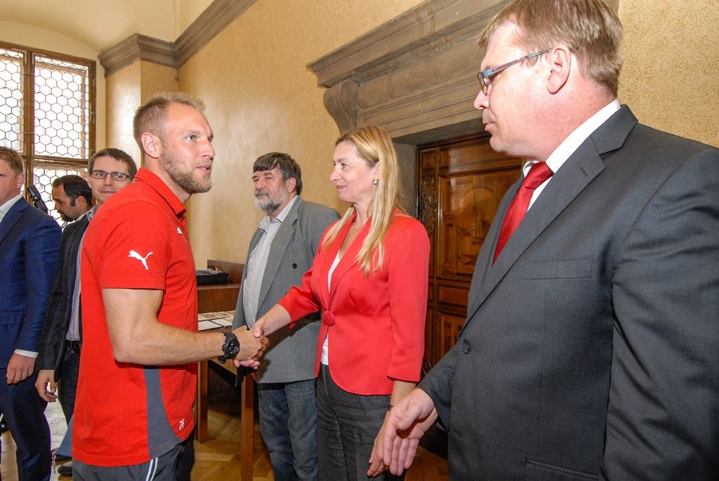 Primátor města Plzně Martin Zrzavecký a jeho náměstci i radní přijali dnes (26.6.2015) hráče a vedení klubu FC Viktoria Plzeň. Členům úspěšného plzeňského týmu, jenž nedávno získal již třetí mistrovský titul a díky tomu opět stojí před branou Ligy mistrů, zástupci města poděkovali a předali pamětní listy. Setkání předcházel podpis smlouvy, díky níž letos dostane FC Viktoria Plzeň na své mládežnické oddíly s více než 350 dětmi a mladými lidmi 1,3 milionu korun.