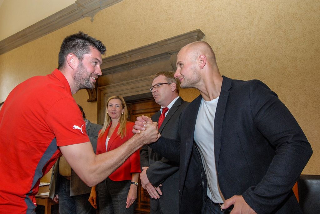 Primátor města Plzně Martin Zrzavecký a jeho náměstci i radní přijali dnes (26.6.2015) hráče a vedení klubu FC Viktoria Plzeň. Členům úspěšného plzeňského týmu, jenž nedávno získal již třetí mistrovský titul a díky tomu opět stojí před branou Ligy mistrů, zástupci města poděkovali a předali pamětní listy. Setkání předcházel podpis smlouvy, díky níž letos dostane FC Viktoria Plzeň na své mládežnické oddíly s více než 350 dětmi a mladými lidmi 1,3 milionu korun.