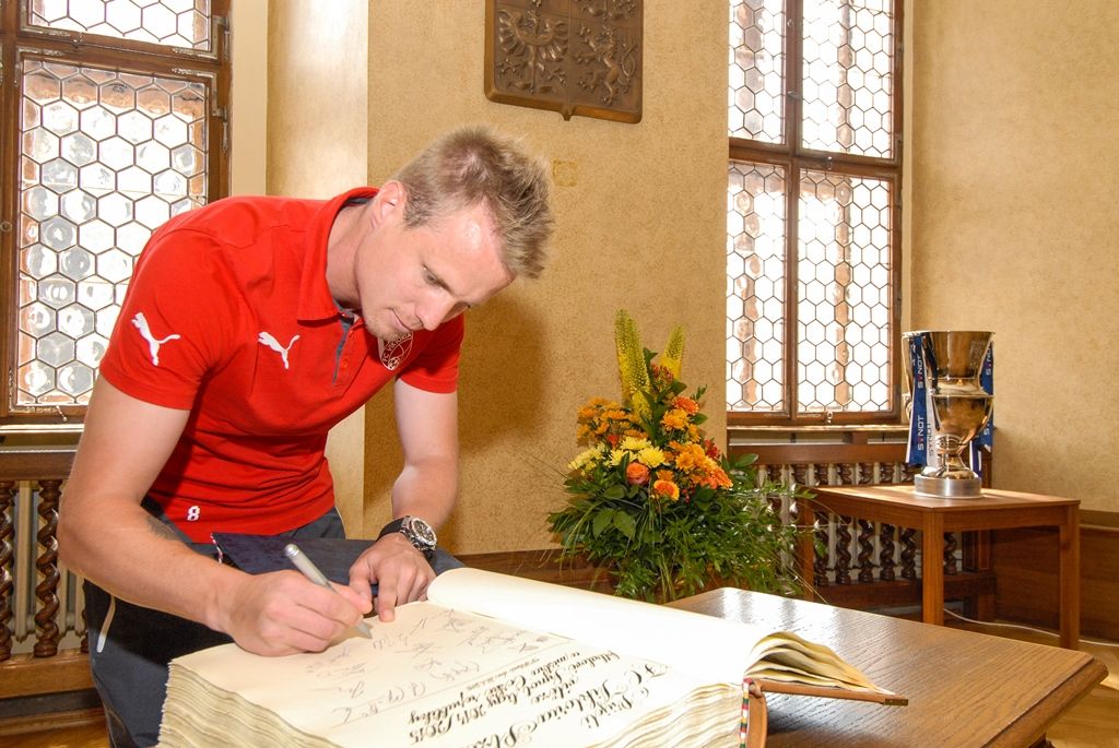 Primátor města Plzně Martin Zrzavecký a jeho náměstci i radní přijali dnes (26.6.2015) hráče a vedení klubu FC Viktoria Plzeň. Členům úspěšného plzeňského týmu, jenž nedávno získal již třetí mistrovský titul a díky tomu opět stojí před branou Ligy mistrů, zástupci města poděkovali a předali pamětní listy. Setkání předcházel podpis smlouvy, díky níž letos dostane FC Viktoria Plzeň na své mládežnické oddíly s více než 350 dětmi a mladými lidmi 1,3 milionu korun.