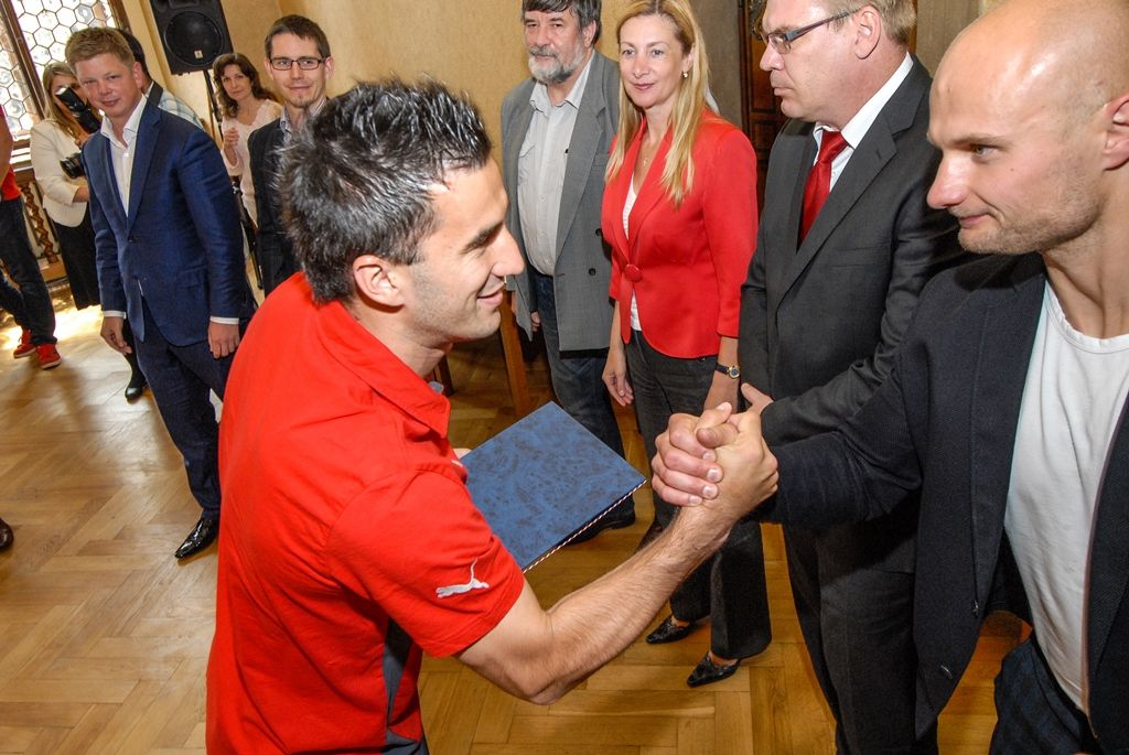 Primátor města Plzně Martin Zrzavecký a jeho náměstci i radní přijali dnes (26.6.2015) hráče a vedení klubu FC Viktoria Plzeň. Členům úspěšného plzeňského týmu, jenž nedávno získal již třetí mistrovský titul a díky tomu opět stojí před branou Ligy mistrů, zástupci města poděkovali a předali pamětní listy. Setkání předcházel podpis smlouvy, díky níž letos dostane FC Viktoria Plzeň na své mládežnické oddíly s více než 350 dětmi a mladými lidmi 1,3 milionu korun.