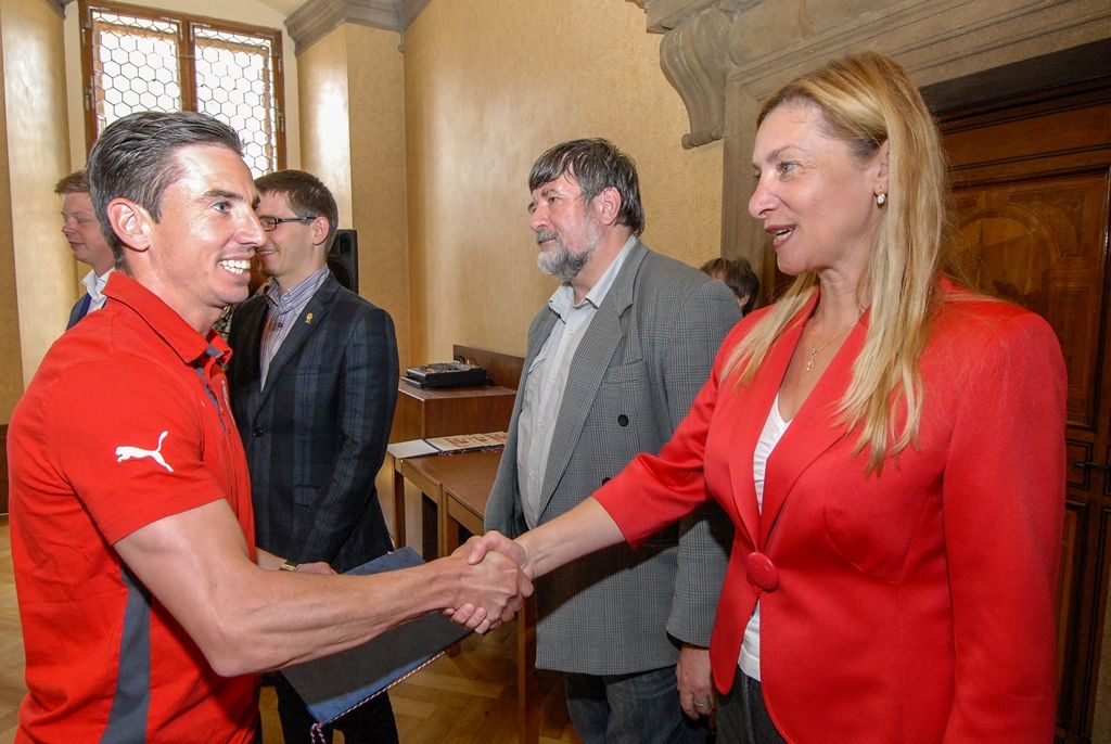 Primátor města Plzně Martin Zrzavecký a jeho náměstci i radní přijali dnes (26.6.2015) hráče a vedení klubu FC Viktoria Plzeň. Členům úspěšného plzeňského týmu, jenž nedávno získal již třetí mistrovský titul a díky tomu opět stojí před branou Ligy mistrů, zástupci města poděkovali a předali pamětní listy. Setkání předcházel podpis smlouvy, díky níž letos dostane FC Viktoria Plzeň na své mládežnické oddíly s více než 350 dětmi a mladými lidmi 1,3 milionu korun.