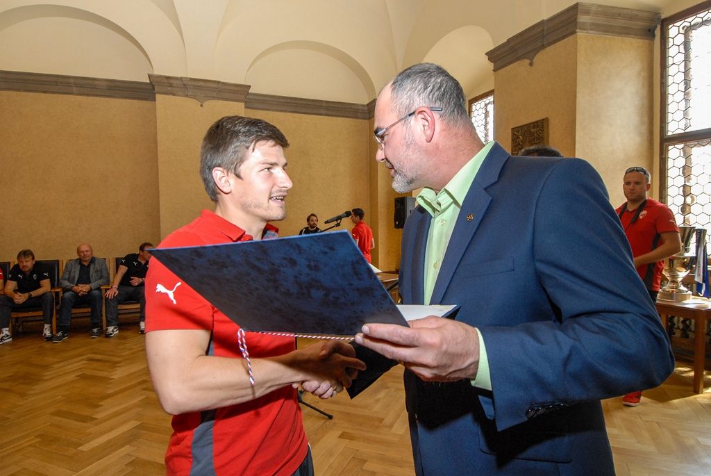 Primátor města Plzně Martin Zrzavecký a jeho náměstci i radní přijali dnes (26.6.2015) hráče a vedení klubu FC Viktoria Plzeň. Členům úspěšného plzeňského týmu, jenž nedávno získal již třetí mistrovský titul a díky tomu opět stojí před branou Ligy mistrů, zástupci města poděkovali a předali pamětní listy. Setkání předcházel podpis smlouvy, díky níž letos dostane FC Viktoria Plzeň na své mládežnické oddíly s více než 350 dětmi a mladými lidmi 1,3 milionu korun.