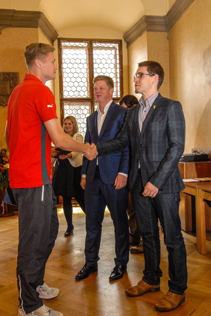 Primátor města Plzně Martin Zrzavecký a jeho náměstci i radní přijali dnes (26.6.2015) hráče a vedení klubu FC Viktoria Plzeň. Členům úspěšného plzeňského týmu, jenž nedávno získal již třetí mistrovský titul a díky tomu opět stojí před branou Ligy mistrů, zástupci města poděkovali a předali pamětní listy. Setkání předcházel podpis smlouvy, díky níž letos dostane FC Viktoria Plzeň na své mládežnické oddíly s více než 350 dětmi a mladými lidmi 1,3 milionu korun.