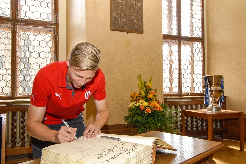 Primátor města Plzně Martin Zrzavecký a jeho náměstci i radní přijali dnes (26.6.2015) hráče a vedení klubu FC Viktoria Plzeň. Členům úspěšného plzeňského týmu, jenž nedávno získal již třetí mistrovský titul a díky tomu opět stojí před branou Ligy mistrů, zástupci města poděkovali a předali pamětní listy. Setkání předcházel podpis smlouvy, díky níž letos dostane FC Viktoria Plzeň na své mládežnické oddíly s více než 350 dětmi a mladými lidmi 1,3 milionu korun.