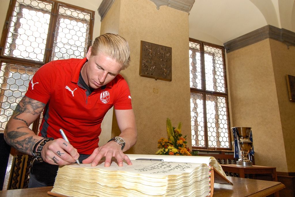 Primátor města Plzně Martin Zrzavecký a jeho náměstci i radní přijali dnes (26.6.2015) hráče a vedení klubu FC Viktoria Plzeň. Členům úspěšného plzeňského týmu, jenž nedávno získal již třetí mistrovský titul a díky tomu opět stojí před branou Ligy mistrů, zástupci města poděkovali a předali pamětní listy. Setkání předcházel podpis smlouvy, díky níž letos dostane FC Viktoria Plzeň na své mládežnické oddíly s více než 350 dětmi a mladými lidmi 1,3 milionu korun.