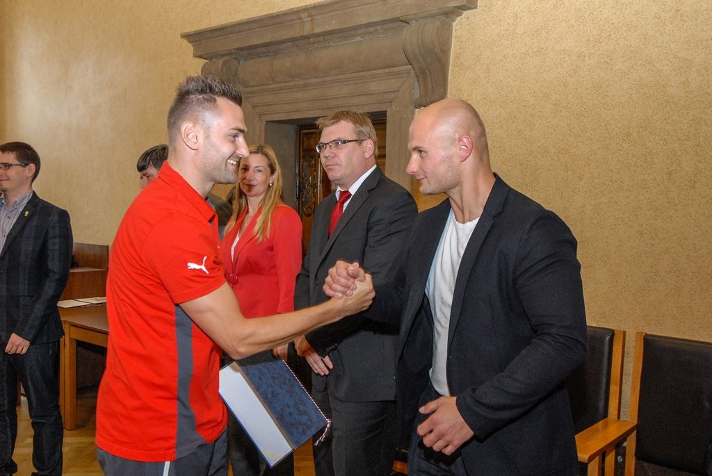 Primátor města Plzně Martin Zrzavecký a jeho náměstci i radní přijali dnes (26.6.2015) hráče a vedení klubu FC Viktoria Plzeň. Členům úspěšného plzeňského týmu, jenž nedávno získal již třetí mistrovský titul a díky tomu opět stojí před branou Ligy mistrů, zástupci města poděkovali a předali pamětní listy. Setkání předcházel podpis smlouvy, díky níž letos dostane FC Viktoria Plzeň na své mládežnické oddíly s více než 350 dětmi a mladými lidmi 1,3 milionu korun.