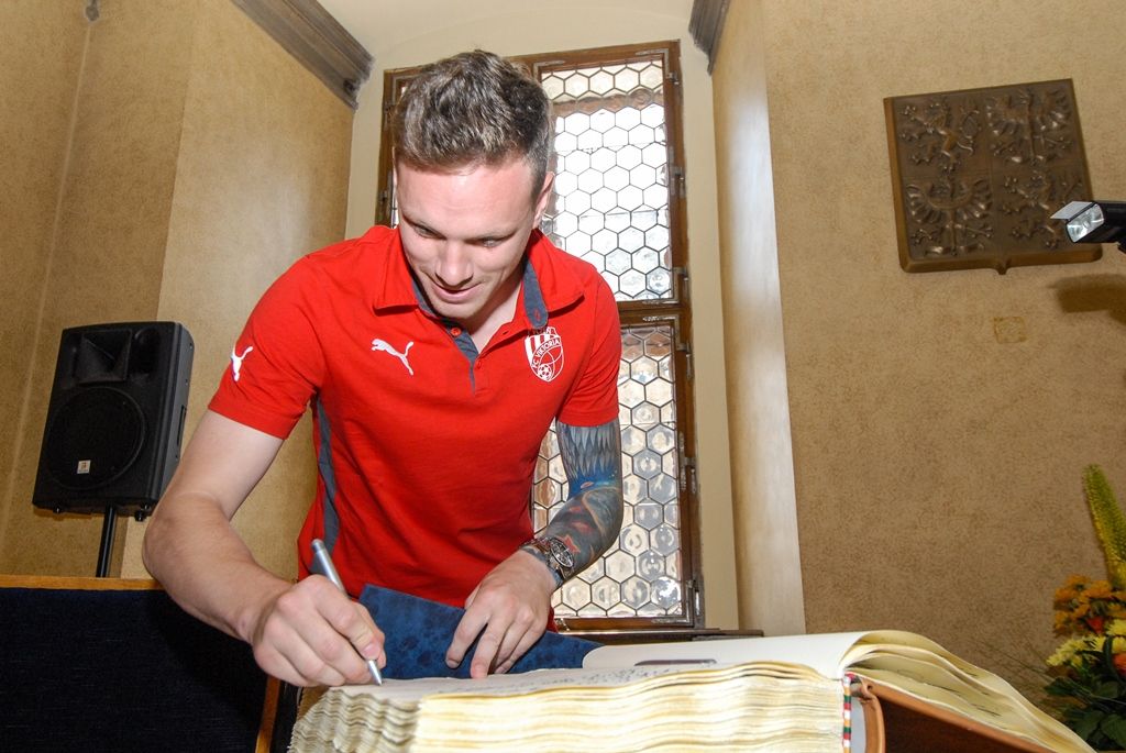 Primátor města Plzně Martin Zrzavecký a jeho náměstci i radní přijali dnes (26.6.2015) hráče a vedení klubu FC Viktoria Plzeň. Členům úspěšného plzeňského týmu, jenž nedávno získal již třetí mistrovský titul a díky tomu opět stojí před branou Ligy mistrů, zástupci města poděkovali a předali pamětní listy. Setkání předcházel podpis smlouvy, díky níž letos dostane FC Viktoria Plzeň na své mládežnické oddíly s více než 350 dětmi a mladými lidmi 1,3 milionu korun.