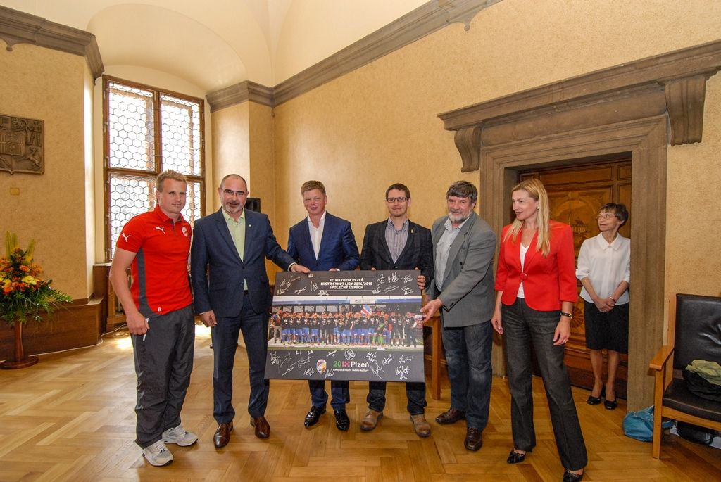 Primátor města Plzně Martin Zrzavecký a jeho náměstci i radní přijali dnes (26.6.2015) hráče a vedení klubu FC Viktoria Plzeň. Členům úspěšného plzeňského týmu, jenž nedávno získal již třetí mistrovský titul a díky tomu opět stojí před branou Ligy mistrů, zástupci města poděkovali a předali pamětní listy. Setkání předcházel podpis smlouvy, díky níž letos dostane FC Viktoria Plzeň na své mládežnické oddíly s více než 350 dětmi a mladými lidmi 1,3 milionu korun.