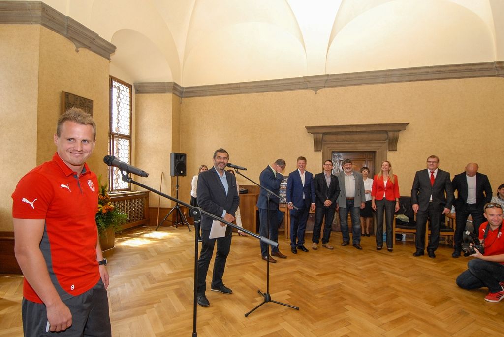 Primátor města Plzně Martin Zrzavecký a jeho náměstci i radní přijali dnes (26.6.2015) hráče a vedení klubu FC Viktoria Plzeň. Členům úspěšného plzeňského týmu, jenž nedávno získal již třetí mistrovský titul a díky tomu opět stojí před branou Ligy mistrů, zástupci města poděkovali a předali pamětní listy. Setkání předcházel podpis smlouvy, díky níž letos dostane FC Viktoria Plzeň na své mládežnické oddíly s více než 350 dětmi a mladými lidmi 1,3 milionu korun.