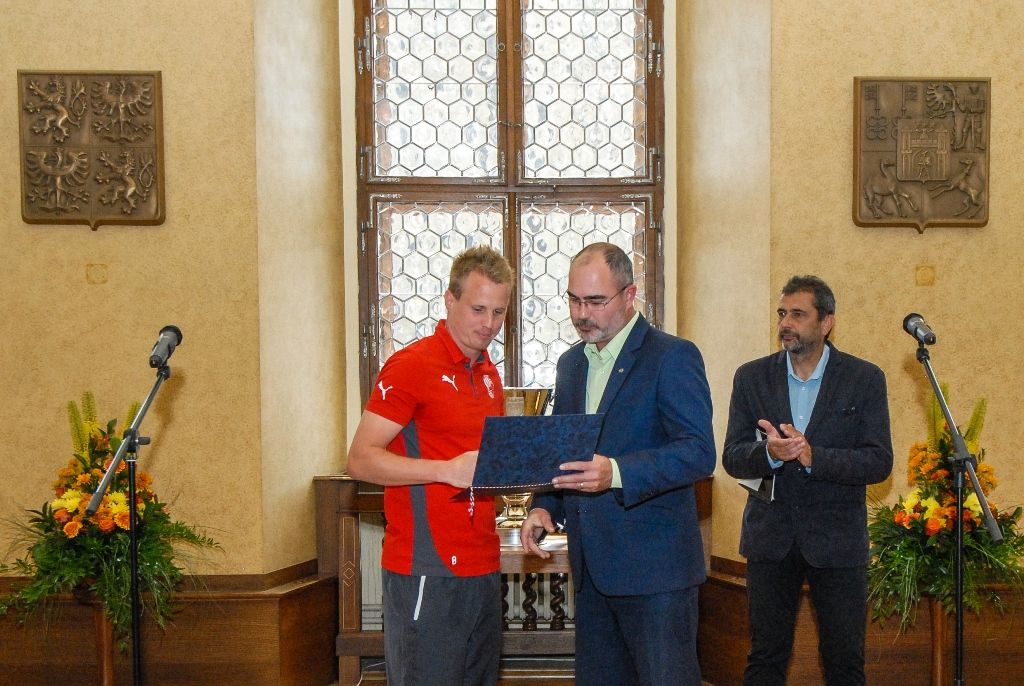 Primátor města Plzně Martin Zrzavecký a jeho náměstci i radní přijali dnes (26.6.2015) hráče a vedení klubu FC Viktoria Plzeň. Členům úspěšného plzeňského týmu, jenž nedávno získal již třetí mistrovský titul a díky tomu opět stojí před branou Ligy mistrů, zástupci města poděkovali a předali pamětní listy. Setkání předcházel podpis smlouvy, díky níž letos dostane FC Viktoria Plzeň na své mládežnické oddíly s více než 350 dětmi a mladými lidmi 1,3 milionu korun.