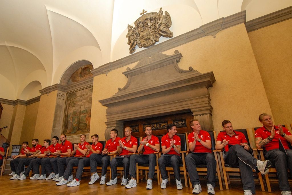 Primátor města Plzně Martin Zrzavecký a jeho náměstci i radní přijali dnes (26.6.2015) hráče a vedení klubu FC Viktoria Plzeň. Členům úspěšného plzeňského týmu, jenž nedávno získal již třetí mistrovský titul a díky tomu opět stojí před branou Ligy mistrů, zástupci města poděkovali a předali pamětní listy. Setkání předcházel podpis smlouvy, díky níž letos dostane FC Viktoria Plzeň na své mládežnické oddíly s více než 350 dětmi a mladými lidmi 1,3 milionu korun.