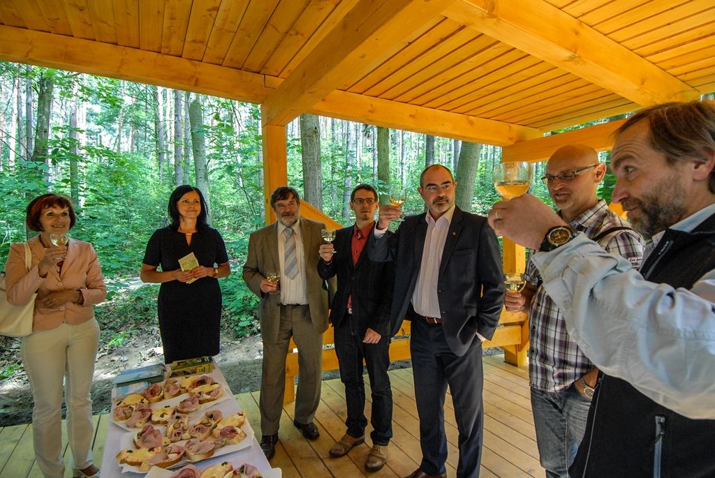 Atraktivnější lokalitou se nyní stává lesopark Ostende v blízkosti Velkého boleveckého rybníka v Plzni. Město jej nechalo upravit, revitalizace prováděná od dubna do června si vyžádala 1,4 milionu korun včetně DPH. Díky projektu mají nyní lidé k dispozici vylepšený systém cest pro pěší, zlepšila se tím průchodnost územím, přibyl i nový altán. (foto: 29.6.2015)