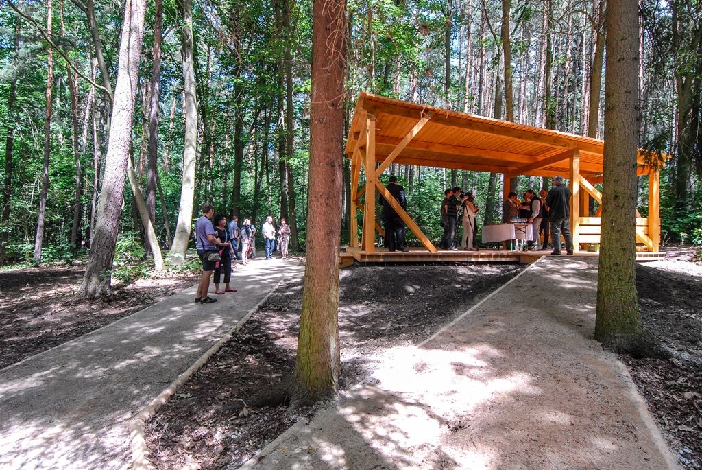 Atraktivnější lokalitou se nyní stává lesopark Ostende v blízkosti Velkého boleveckého rybníka v Plzni. Město jej nechalo upravit, revitalizace prováděná od dubna do června si vyžádala 1,4 milionu korun včetně DPH. Díky projektu mají nyní lidé k dispozici vylepšený systém cest pro pěší, zlepšila se tím průchodnost územím, přibyl i nový altán. (foto: 29.6.2015)