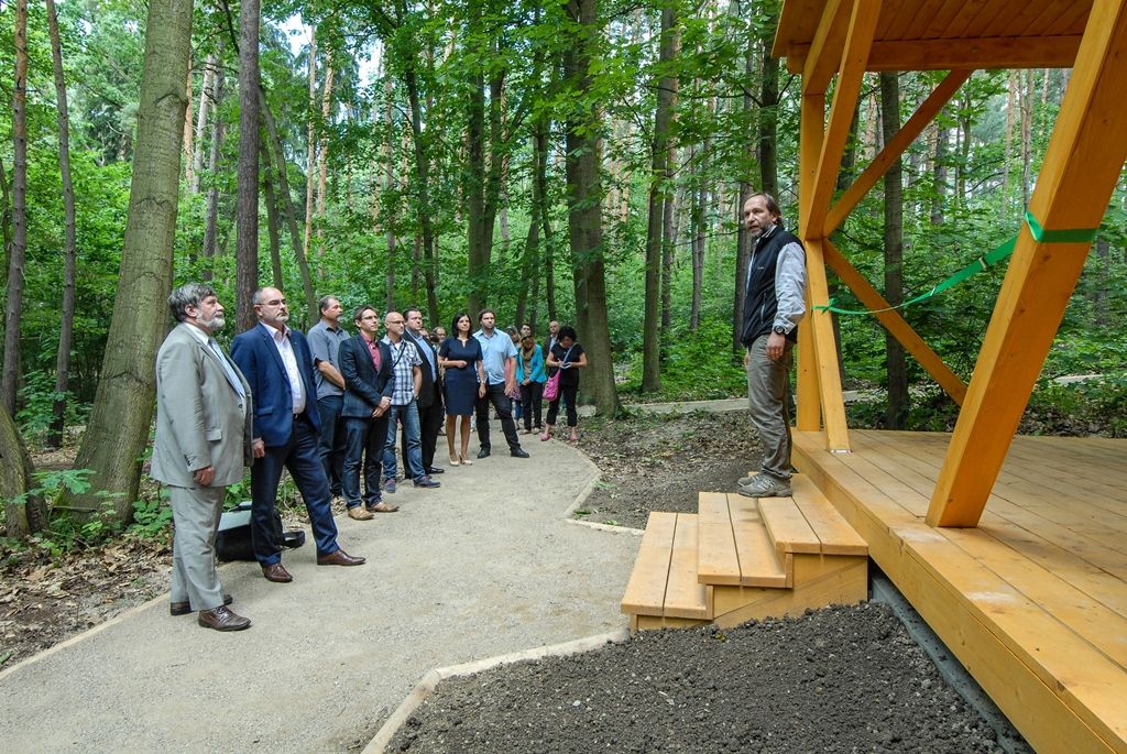 Atraktivnější lokalitou se nyní stává lesopark Ostende v blízkosti Velkého boleveckého rybníka v Plzni. Město jej nechalo upravit, revitalizace prováděná od dubna do června si vyžádala 1,4 milionu korun včetně DPH. Díky projektu mají nyní lidé k dispozici vylepšený systém cest pro pěší, zlepšila se tím průchodnost územím, přibyl i nový altán. (foto: 29.6.2015)