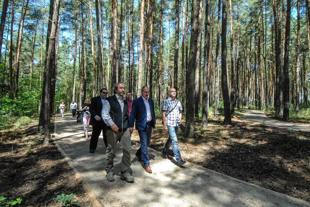 Atraktivnější lokalitou se nyní stává lesopark Ostende v blízkosti Velkého boleveckého rybníka v Plzni. Město jej nechalo upravit, revitalizace prováděná od dubna do června si vyžádala 1,4 milionu korun včetně DPH. Díky projektu mají nyní lidé k dispozici vylepšený systém cest pro pěší, zlepšila se tím průchodnost územím, přibyl i nový altán. (foto: 29.6.2015)