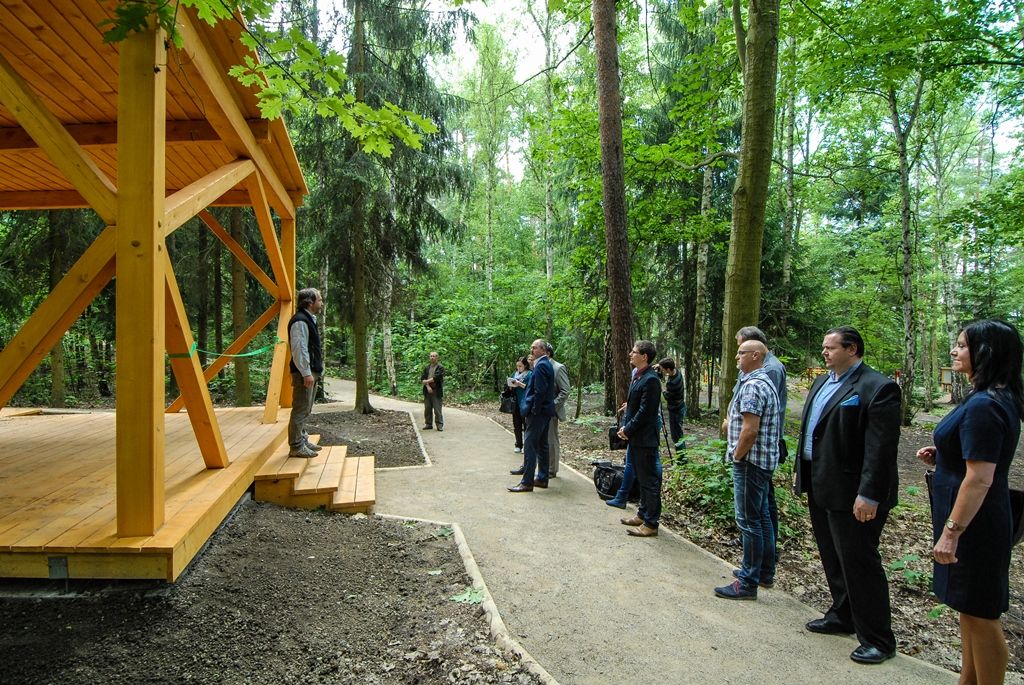 Atraktivnější lokalitou se nyní stává lesopark Ostende v blízkosti Velkého boleveckého rybníka v Plzni. Město jej nechalo upravit, revitalizace prováděná od dubna do června si vyžádala 1,4 milionu korun včetně DPH. Díky projektu mají nyní lidé k dispozici vylepšený systém cest pro pěší, zlepšila se tím průchodnost územím, přibyl i nový altán. (foto: 29.6.2015)