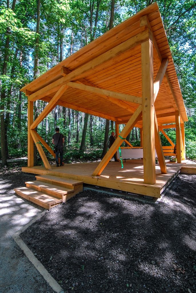 Atraktivnější lokalitou se nyní stává lesopark Ostende v blízkosti Velkého boleveckého rybníka v Plzni. Město jej nechalo upravit, revitalizace prováděná od dubna do června si vyžádala 1,4 milionu korun včetně DPH. Díky projektu mají nyní lidé k dispozici vylepšený systém cest pro pěší, zlepšila se tím průchodnost územím, přibyl i nový altán. (foto: 29.6.2015)