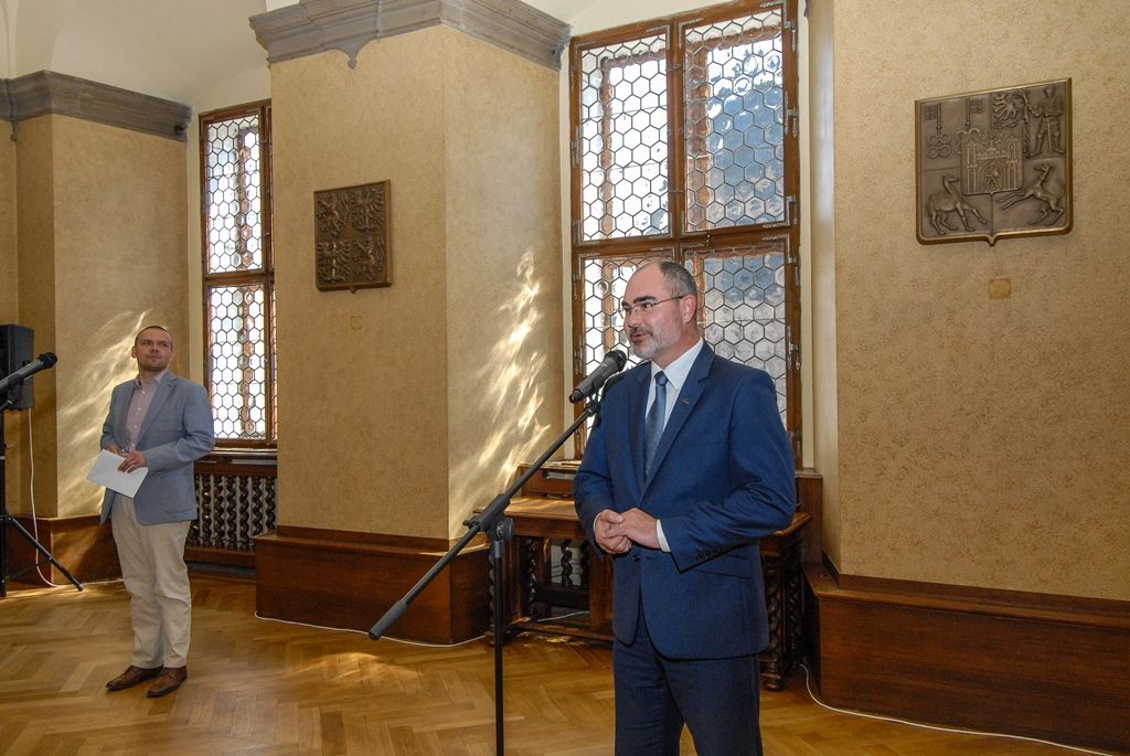 Zástupci vedení plzeňské radnice se sešli se členy Okresní hospodářské komory Plzeňsko. Šlo o tradiční setkání, které se každoročně koná v prostorách historické budovy radnice. Přítomní schůzku využili k diskuzi o tématech a problémech, které jednotliví členové zaznamenávají během svých aktivit, a snažili se najít jejich vhodné řešení. (foto: 30.6.2015)