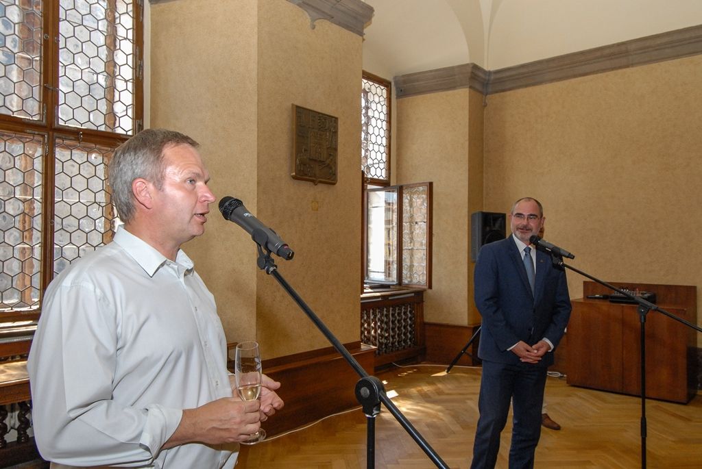 Zástupci vedení plzeňské radnice se sešli se členy Okresní hospodářské komory Plzeňsko. Šlo o tradiční setkání, které se každoročně koná v prostorách historické budovy radnice. Přítomní schůzku využili k diskuzi o tématech a problémech, které jednotliví členové zaznamenávají během svých aktivit, a snažili se najít jejich vhodné řešení. (foto: 30.6.2015)