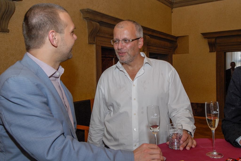 Zástupci vedení plzeňské radnice se sešli se členy Okresní hospodářské komory Plzeňsko. Šlo o tradiční setkání, které se každoročně koná v prostorách historické budovy radnice. Přítomní schůzku využili k diskuzi o tématech a problémech, které jednotliví členové zaznamenávají během svých aktivit, a snažili se najít jejich vhodné řešení. (foto: 30.6.2015)
