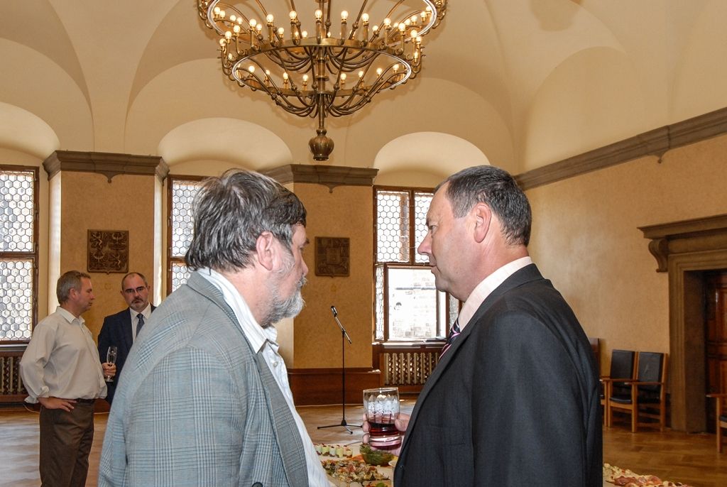 Zástupci vedení plzeňské radnice se sešli se členy Okresní hospodářské komory Plzeňsko. Šlo o tradiční setkání, které se každoročně koná v prostorách historické budovy radnice. Přítomní schůzku využili k diskuzi o tématech a problémech, které jednotliví členové zaznamenávají během svých aktivit, a snažili se najít jejich vhodné řešení. (foto: 30.6.2015)