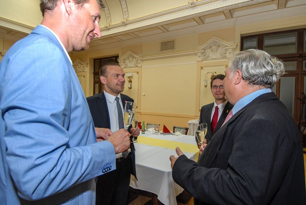 U příležitosti akce Čína dnes 2015, jež je součástí projektu Plzeň – Evropské hlavní město kultury 2015, se potkali představitelé města, společnosti Plzeň 2015 a Divadla Josefa Kajetána Tyla s delegací z Číny. Hosté nejprve navštívili Měšťanskou besedu, kde je přivítal primátor Martin Zrzavecký, poté si prohlédli Plzeň. Shodli se na kráse města a plzeňské kulturní aktéry pozvali na Mezinárodní folklorní festival. Ten se bude v Číně konat příští rok a jde o prestižní akci, jež se pořádá jednou za tři roky. Domnívají se, že Plzeň má v tomto ohledu co nabídnout. (foto: 2.7.2015)