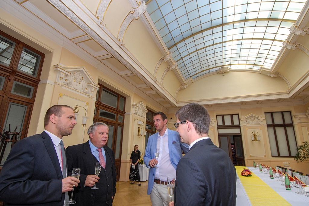 U příležitosti akce Čína dnes 2015, jež je součástí projektu Plzeň – Evropské hlavní město kultury 2015, se potkali představitelé města, společnosti Plzeň 2015 a Divadla Josefa Kajetána Tyla s delegací z Číny. Hosté nejprve navštívili Měšťanskou besedu, kde je přivítal primátor Martin Zrzavecký, poté si prohlédli Plzeň. Shodli se na kráse města a plzeňské kulturní aktéry pozvali na Mezinárodní folklorní festival. Ten se bude v Číně konat příští rok a jde o prestižní akci, jež se pořádá jednou za tři roky. Domnívají se, že Plzeň má v tomto ohledu co nabídnout. (foto: 2.7.2015)
