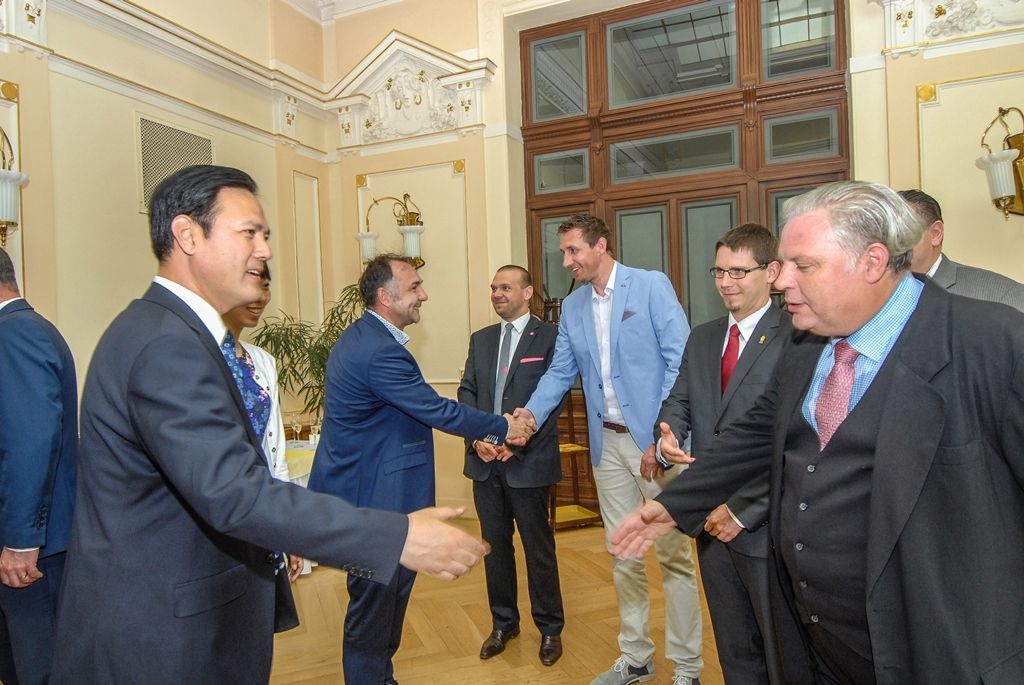 U příležitosti akce Čína dnes 2015, jež je součástí projektu Plzeň – Evropské hlavní město kultury 2015, se potkali představitelé města, společnosti Plzeň 2015 a Divadla Josefa Kajetána Tyla s delegací z Číny. Hosté nejprve navštívili Měšťanskou besedu, kde je přivítal primátor Martin Zrzavecký, poté si prohlédli Plzeň. Shodli se na kráse města a plzeňské kulturní aktéry pozvali na Mezinárodní folklorní festival. Ten se bude v Číně konat příští rok a jde o prestižní akci, jež se pořádá jednou za tři roky. Domnívají se, že Plzeň má v tomto ohledu co nabídnout. (foto: 2.7.2015)