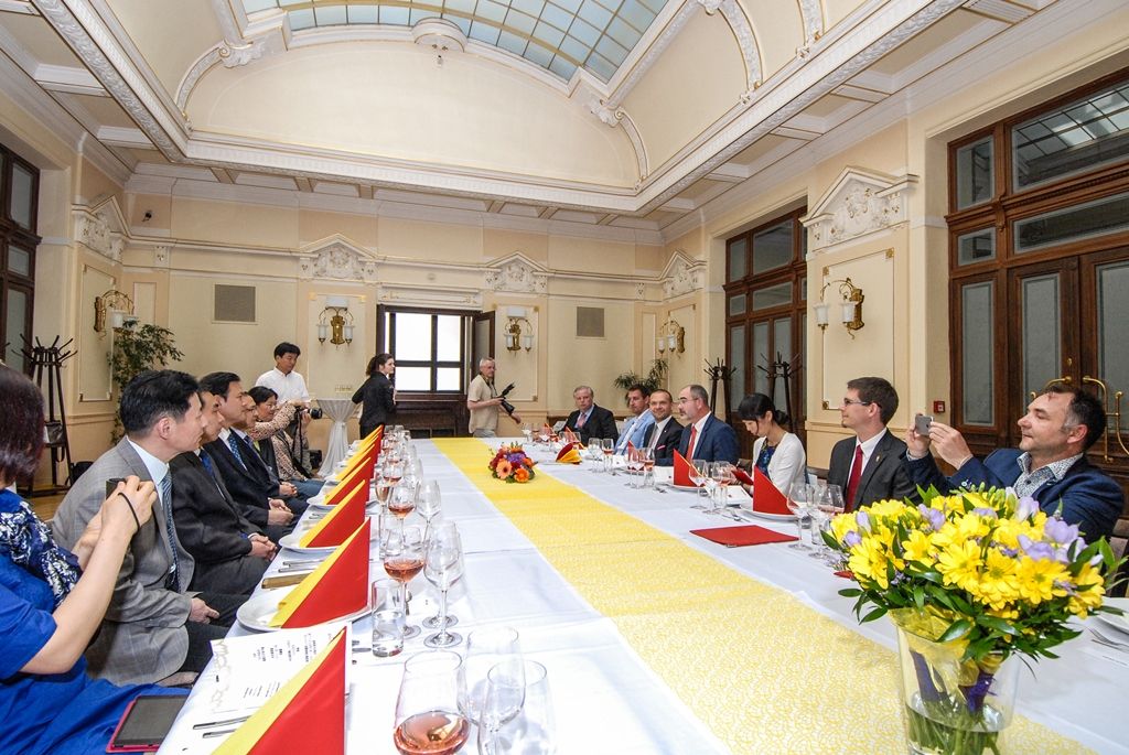 Zástupci města přivítali v Plzni hosty z Číny