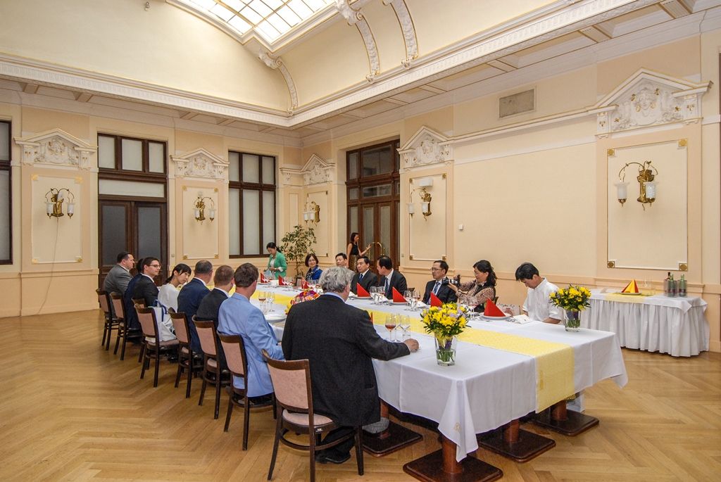 U příležitosti akce Čína dnes 2015, jež je součástí projektu Plzeň – Evropské hlavní město kultury 2015, se potkali představitelé města, společnosti Plzeň 2015 a Divadla Josefa Kajetána Tyla s delegací z Číny. Hosté nejprve navštívili Měšťanskou besedu, kde je přivítal primátor Martin Zrzavecký, poté si prohlédli Plzeň. Shodli se na kráse města a plzeňské kulturní aktéry pozvali na Mezinárodní folklorní festival. Ten se bude v Číně konat příští rok a jde o prestižní akci, jež se pořádá jednou za tři roky. Domnívají se, že Plzeň má v tomto ohledu co nabídnout. (foto: 2.7.2015)