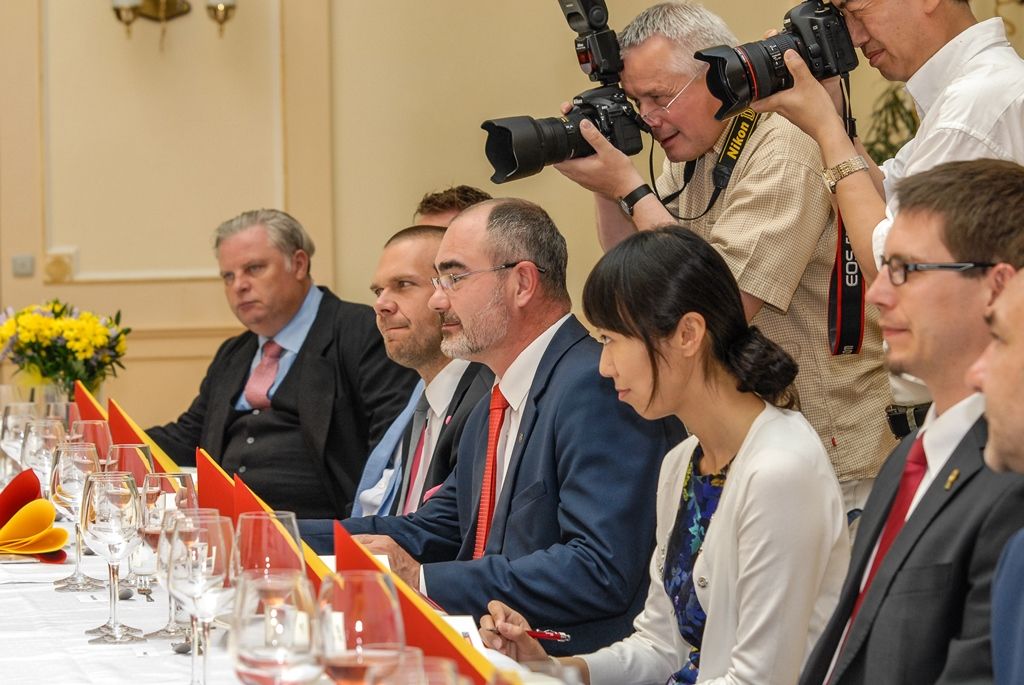 U příležitosti akce Čína dnes 2015, jež je součástí projektu Plzeň – Evropské hlavní město kultury 2015, se potkali představitelé města, společnosti Plzeň 2015 a Divadla Josefa Kajetána Tyla s delegací z Číny. Hosté nejprve navštívili Měšťanskou besedu, kde je přivítal primátor Martin Zrzavecký, poté si prohlédli Plzeň. Shodli se na kráse města a plzeňské kulturní aktéry pozvali na Mezinárodní folklorní festival. Ten se bude v Číně konat příští rok a jde o prestižní akci, jež se pořádá jednou za tři roky. Domnívají se, že Plzeň má v tomto ohledu co nabídnout. (foto: 2.7.2015)