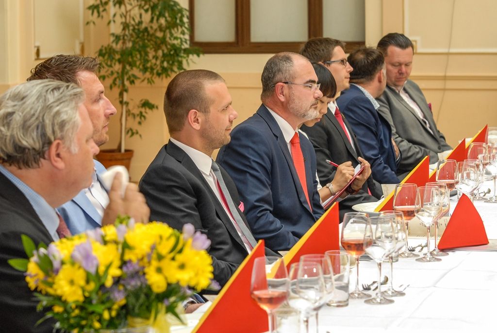 U příležitosti akce Čína dnes 2015, jež je součástí projektu Plzeň – Evropské hlavní město kultury 2015, se potkali představitelé města, společnosti Plzeň 2015 a Divadla Josefa Kajetána Tyla s delegací z Číny. Hosté nejprve navštívili Měšťanskou besedu, kde je přivítal primátor Martin Zrzavecký, poté si prohlédli Plzeň. Shodli se na kráse města a plzeňské kulturní aktéry pozvali na Mezinárodní folklorní festival. Ten se bude v Číně konat příští rok a jde o prestižní akci, jež se pořádá jednou za tři roky. Domnívají se, že Plzeň má v tomto ohledu co nabídnout. (foto: 2.7.2015)