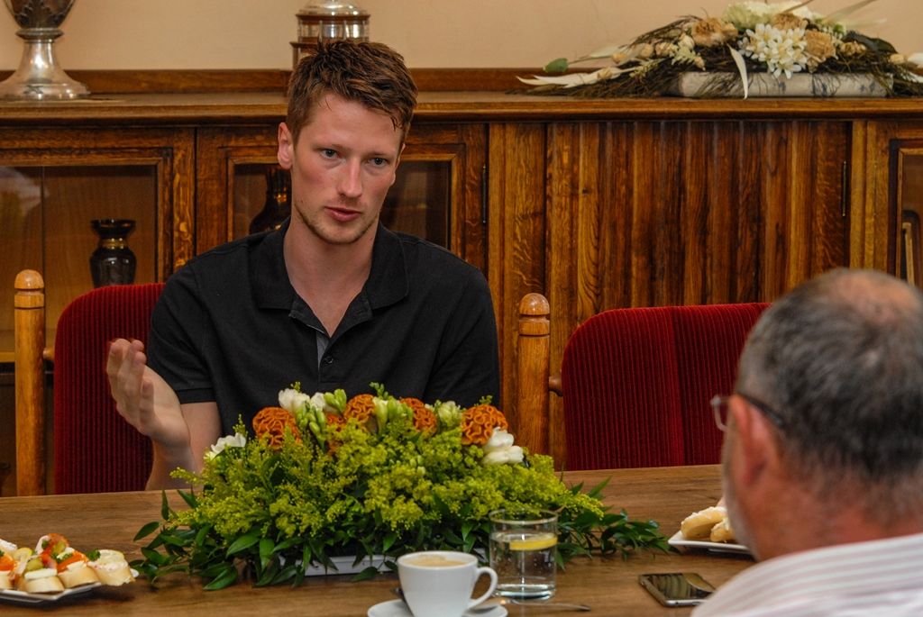Hokejového obránce původem z Plzně hrajícího kanadsko-americkou National Hockey League Andreje Šustra přivítal dnes (7.7.2015) na radnici primátor města Martin Zrzavecký a radní pro podporu podnikání a sportu Michal Dvořák. Poděkovali plzeňskému rodákovi za reprezentaci města i českého hokeje v zámoří. Andrej Šustr v současné době hraje za tým Tampa Bay Lightning. Ve finále play-off je porazili hráči klubu Chicago Blackhawks, čímž získali slavný pohár Stanley Cup.