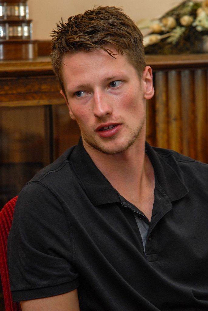 Hokejového obránce původem z Plzně hrajícího kanadsko-americkou National Hockey League Andreje Šustra přivítal dnes (7.7.2015) na radnici primátor města Martin Zrzavecký a radní pro podporu podnikání a sportu Michal Dvořák. Poděkovali plzeňskému rodákovi za reprezentaci města i českého hokeje v zámoří. Andrej Šustr v současné době hraje za tým Tampa Bay Lightning. Ve finále play-off je porazili hráči klubu Chicago Blackhawks, čímž získali slavný pohár Stanley Cup.