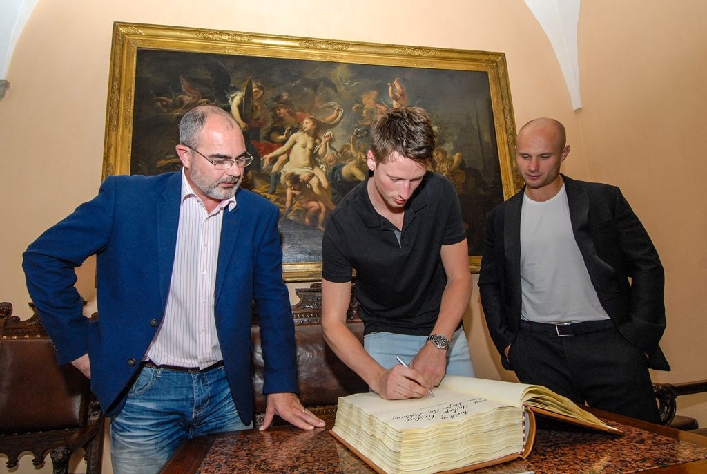 Hokejového obránce původem z Plzně hrajícího kanadsko-americkou National Hockey League Andreje Šustra přivítal dnes (7.7.2015) na radnici primátor města Martin Zrzavecký a radní pro podporu podnikání a sportu Michal Dvořák. Poděkovali plzeňskému rodákovi za reprezentaci města i českého hokeje v zámoří. Andrej Šustr v současné době hraje za tým Tampa Bay Lightning. Ve finále play-off je porazili hráči klubu Chicago Blackhawks, čímž získali slavný pohár Stanley Cup.