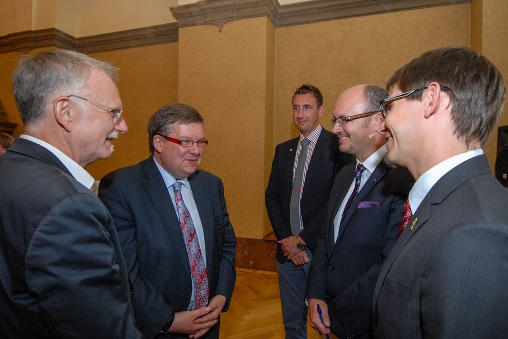 Projekt Plzně - Evropského hlavního města kultury byl hlavním tématem při středečním (29.7.2015) přijetí poslanců Bavorského zemského sněmu Volkmara Halbleiba a Hans-Ulricha Pfaffmanna na radnici v Plzni. S politiky i jejich spolupracovníky se setkal ekonomický náměstek primátora Pavel Kotas a ředitel společnosti Plzeň 2015 Jiří Suchánek.