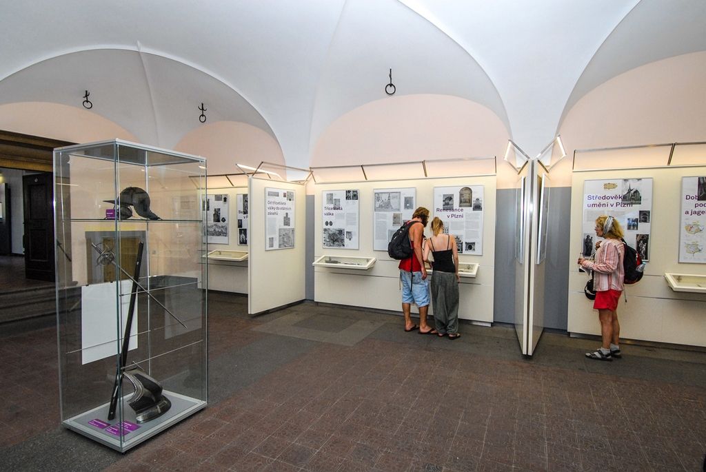 Nejdůležitější momenty z historie města ukazuje nová výstava v mázhauzu plzeňské radnice nazvaná Plzeň – prvních pět století. Na dvaceti textových panelech provede nová expozice návštěvníka obdobím před založením původní Plzně až po rok 1788, tedy po období josefínských a tereziánských reforem. Texty doplňují snímky archiválií, vedut i staveb, vystaveny jsou i předměty jako například kachel s motivem plzeňského znaku z let 1434 až 1466 a další. (foto: 4.8.2015)