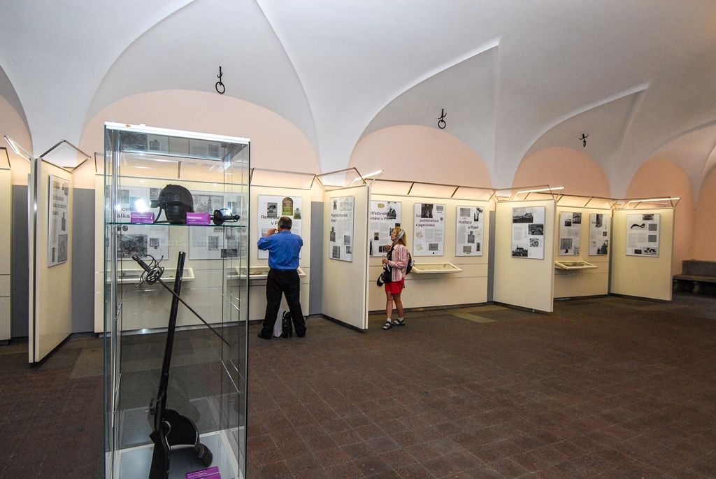 Nejdůležitější momenty z historie města ukazuje nová výstava v mázhauzu plzeňské radnice nazvaná Plzeň – prvních pět století. Na dvaceti textových panelech provede nová expozice návštěvníka obdobím před založením původní Plzně až po rok 1788, tedy po období josefínských a tereziánských reforem. Texty doplňují snímky archiválií, vedut i staveb, vystaveny jsou i předměty jako například kachel s motivem plzeňského znaku z let 1434 až 1466 a další. (foto: 4.8.2015)