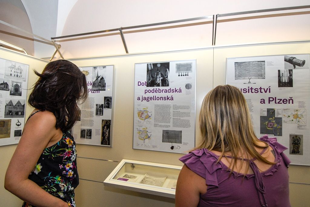 Nejdůležitější momenty z historie města ukazuje nová výstava v mázhauzu plzeňské radnice nazvaná Plzeň – prvních pět století. Na dvaceti textových panelech provede nová expozice návštěvníka obdobím před založením původní Plzně až po rok 1788, tedy po období josefínských a tereziánských reforem. Texty doplňují snímky archiválií, vedut i staveb, vystaveny jsou i předměty jako například kachel s motivem plzeňského znaku z let 1434 až 1466 a další. (foto: 4.8.2015)
