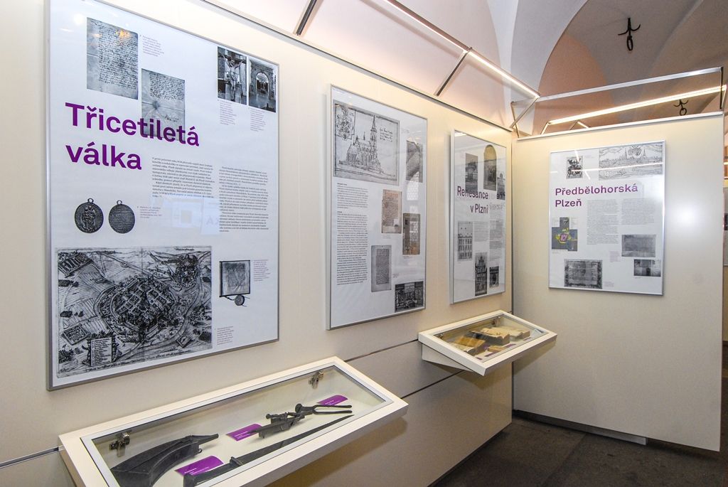 Nejdůležitější momenty z historie města ukazuje nová výstava v mázhauzu plzeňské radnice nazvaná Plzeň – prvních pět století. Na dvaceti textových panelech provede nová expozice návštěvníka obdobím před založením původní Plzně až po rok 1788, tedy po období josefínských a tereziánských reforem. Texty doplňují snímky archiválií, vedut i staveb, vystaveny jsou i předměty jako například kachel s motivem plzeňského znaku z let 1434 až 1466 a další. (foto: 4.8.2015)